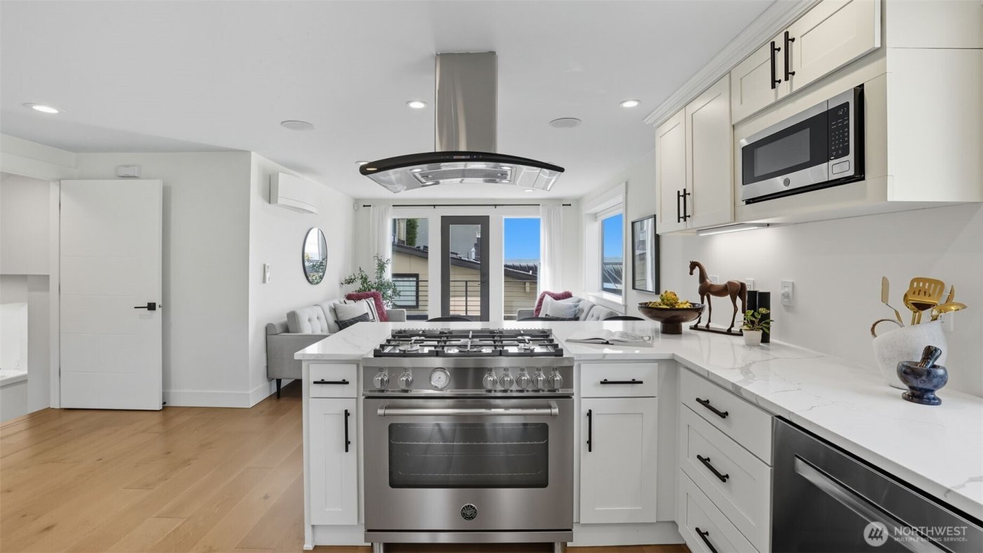 4527 W Raye Street , Seattle, WA 98199