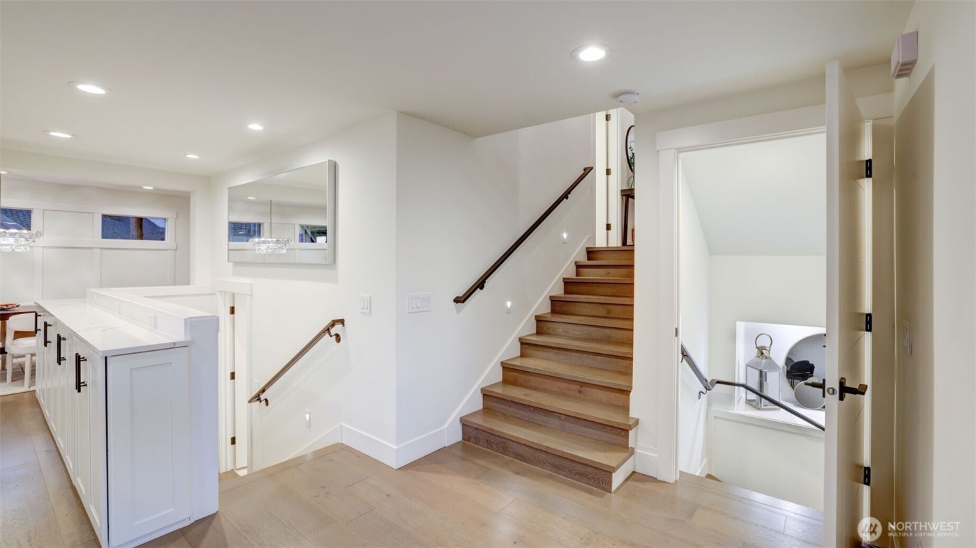 4527 W Raye Street , Seattle, WA 98199