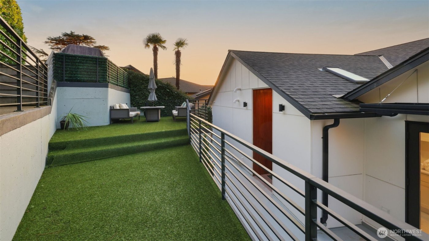 4527 W Raye Street , Seattle, WA 98199