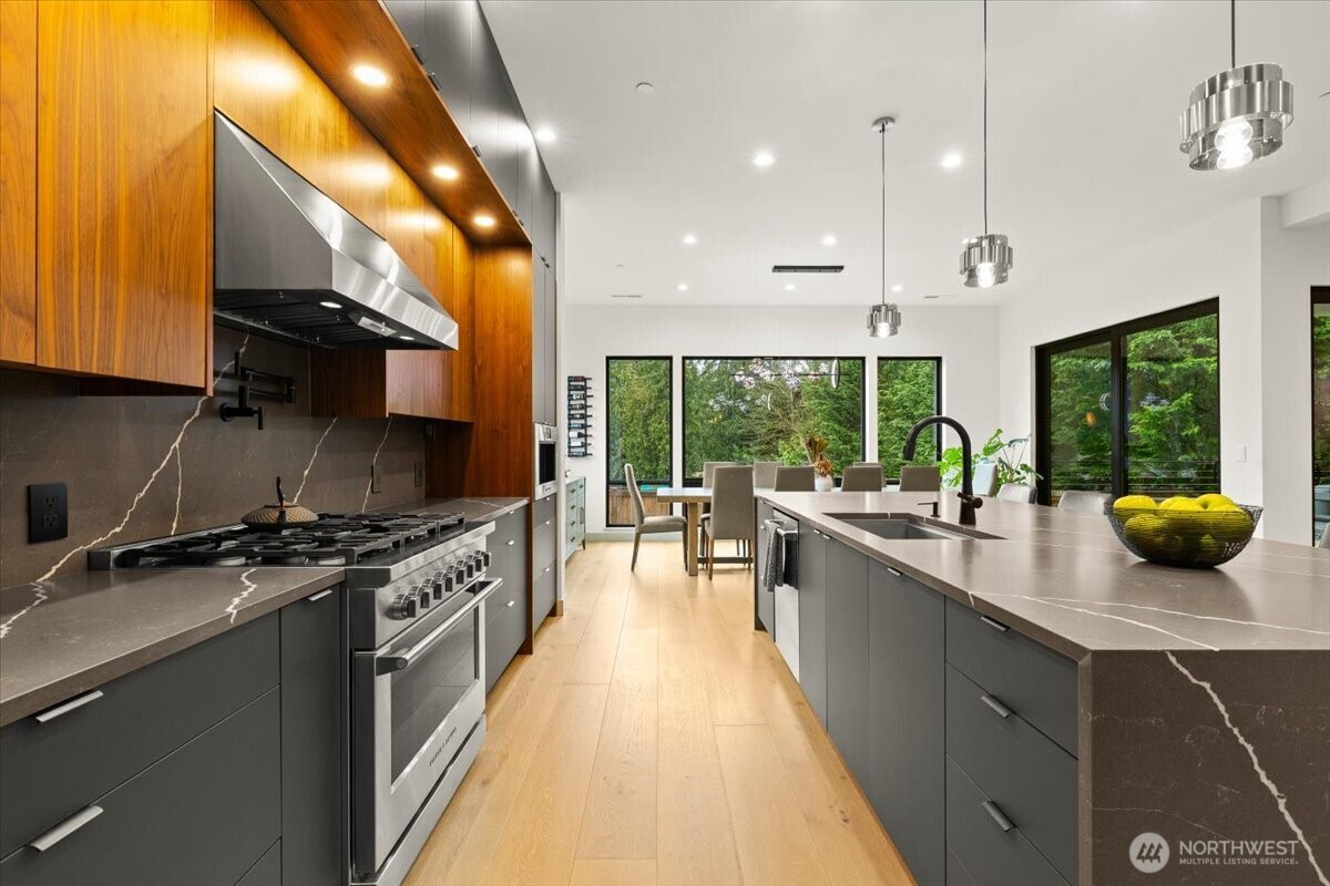 22713 SE 34th Court , Sammamish, WA 98075