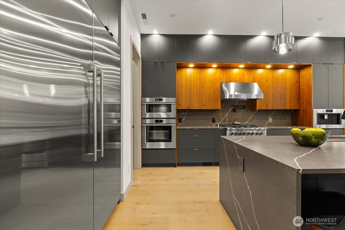 22713 SE 34th Court , Sammamish, WA 98075