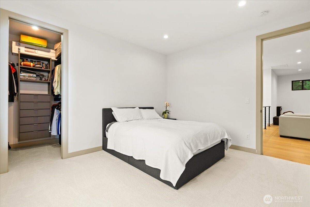 22713 SE 34th Court , Sammamish, WA 98075