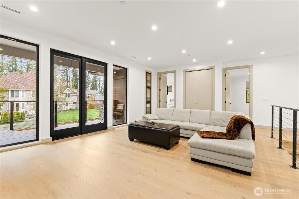 22713 SE 34th Court , Sammamish, WA 98075