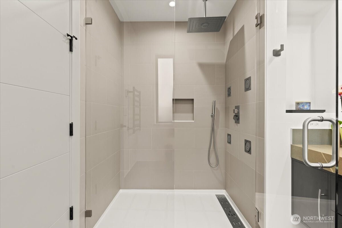 22713 SE 34th Court , Sammamish, WA 98075