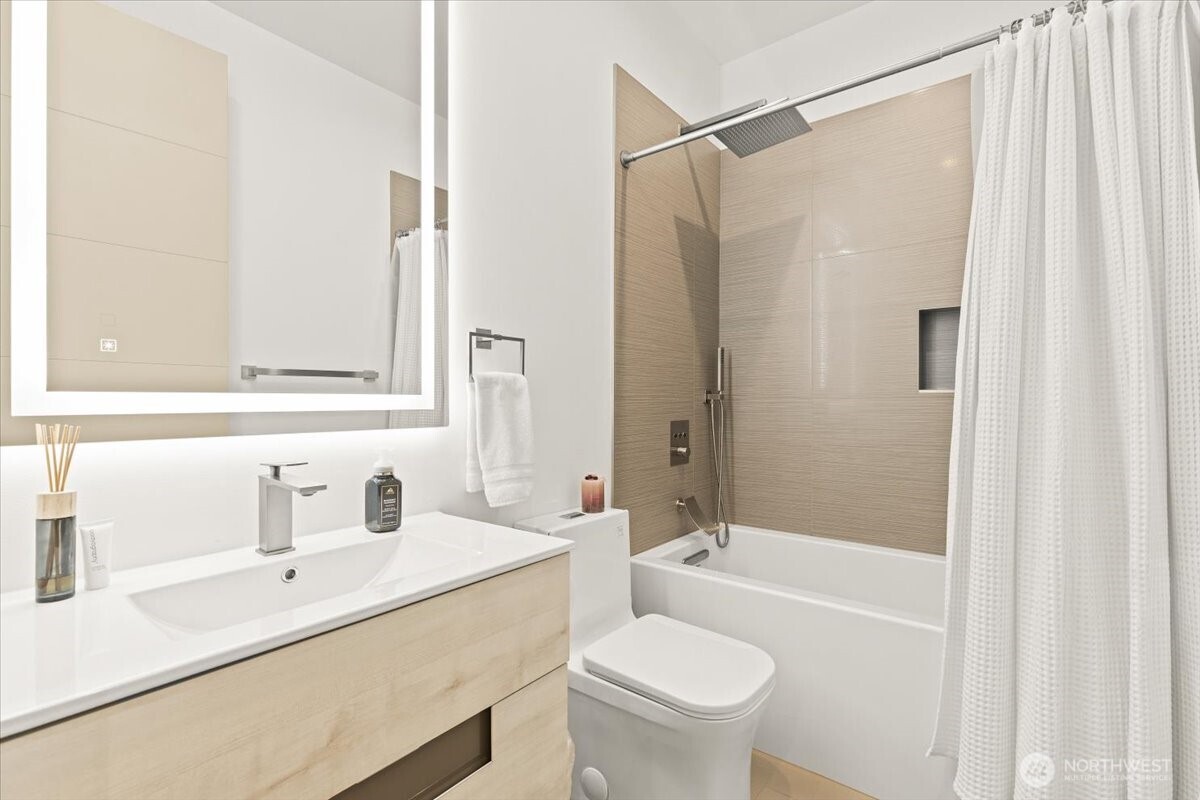 22713 SE 34th Court , Sammamish, WA 98075