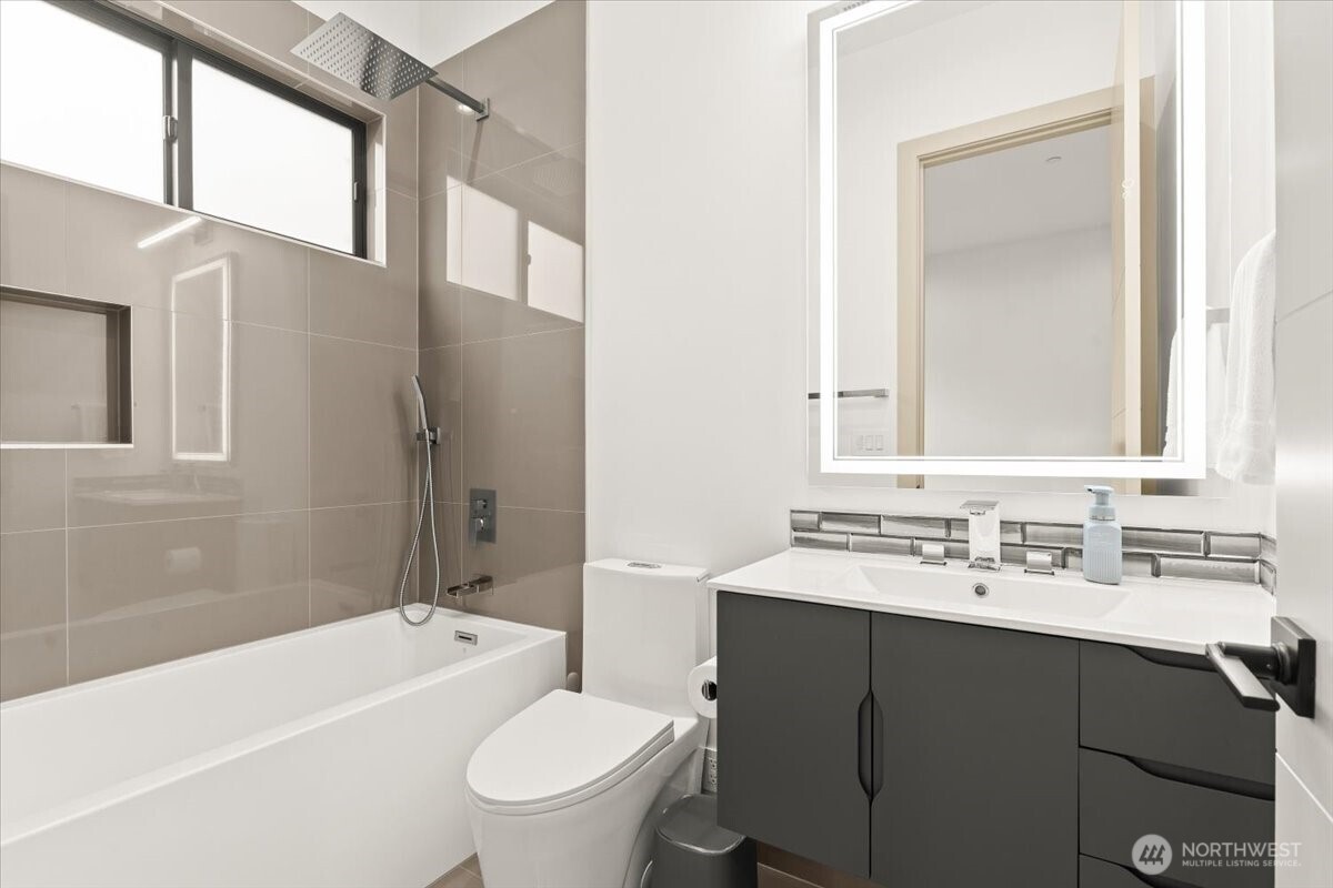 22713 SE 34th Court , Sammamish, WA 98075