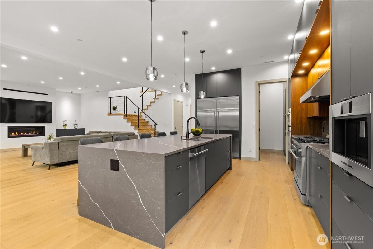 22713 SE 34th Court , Sammamish, WA 98075