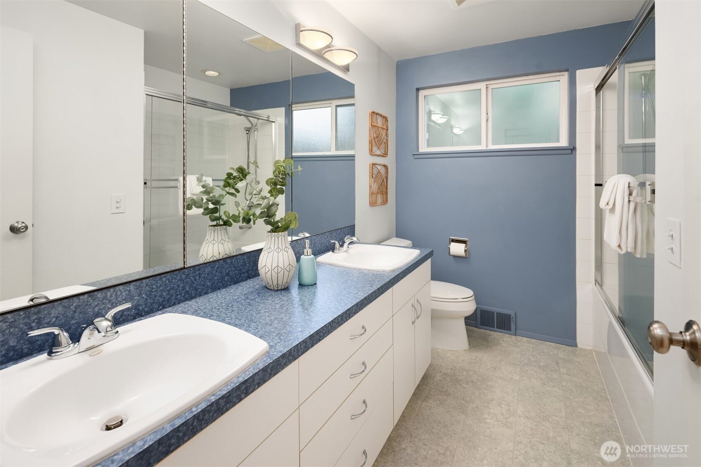 3905 96th Avenue SE, Mercer Island, WA 98040