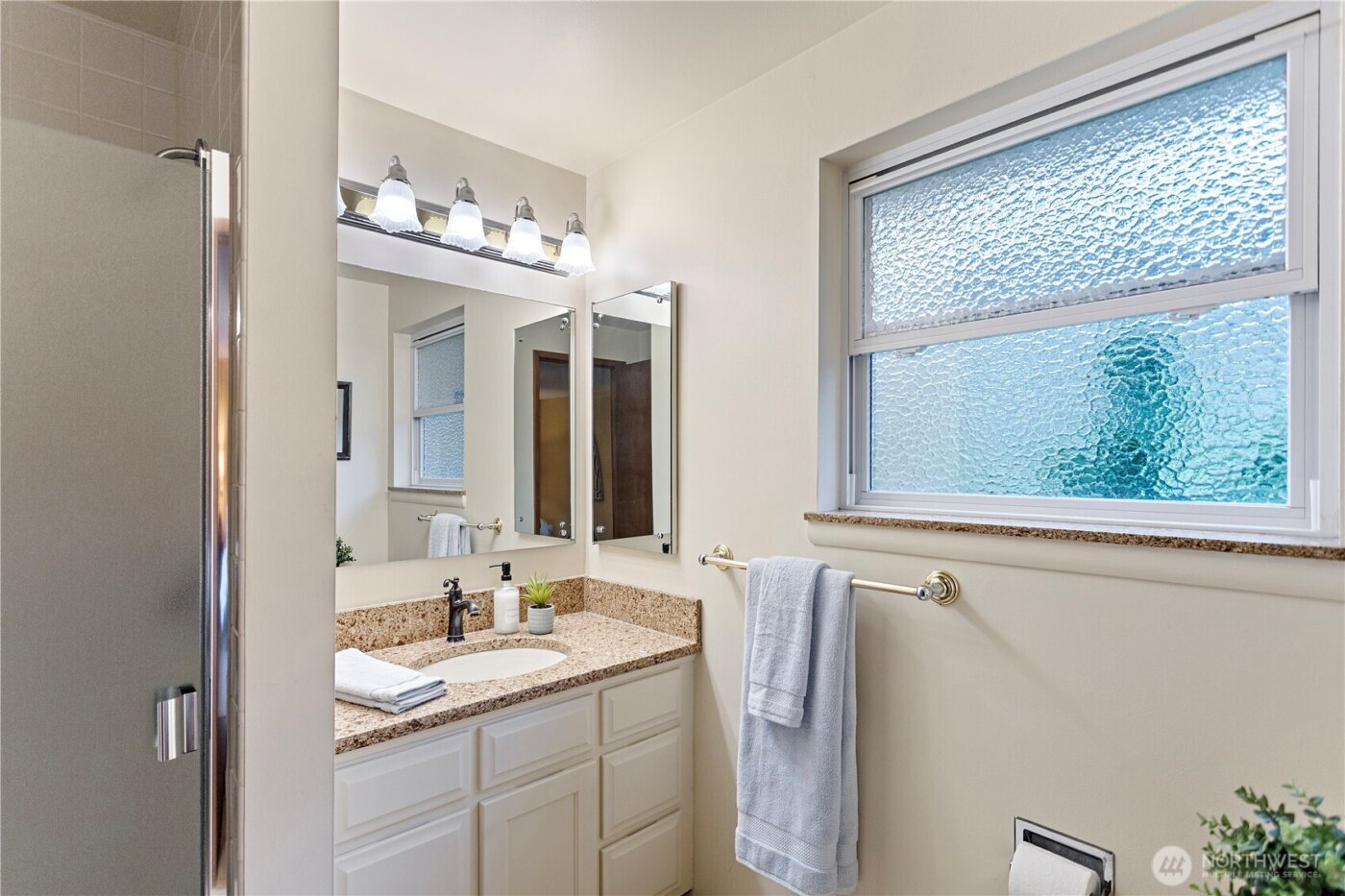 19225 51st Avenue NE, Lake Forest Park, WA 98155-2940