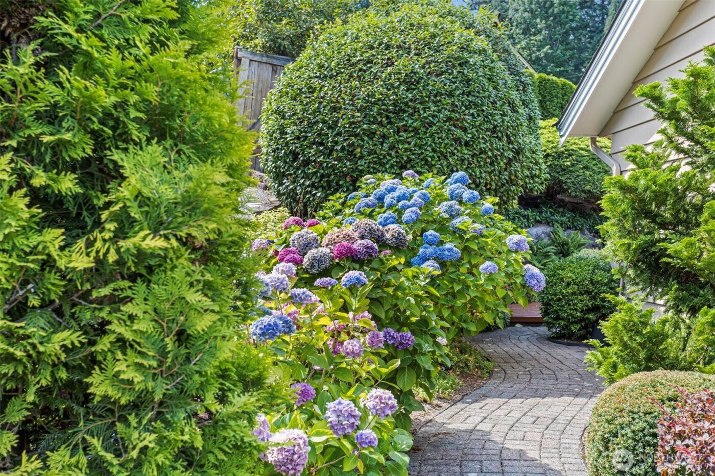 19225 51st Avenue NE, Lake Forest Park, WA 98155-2940