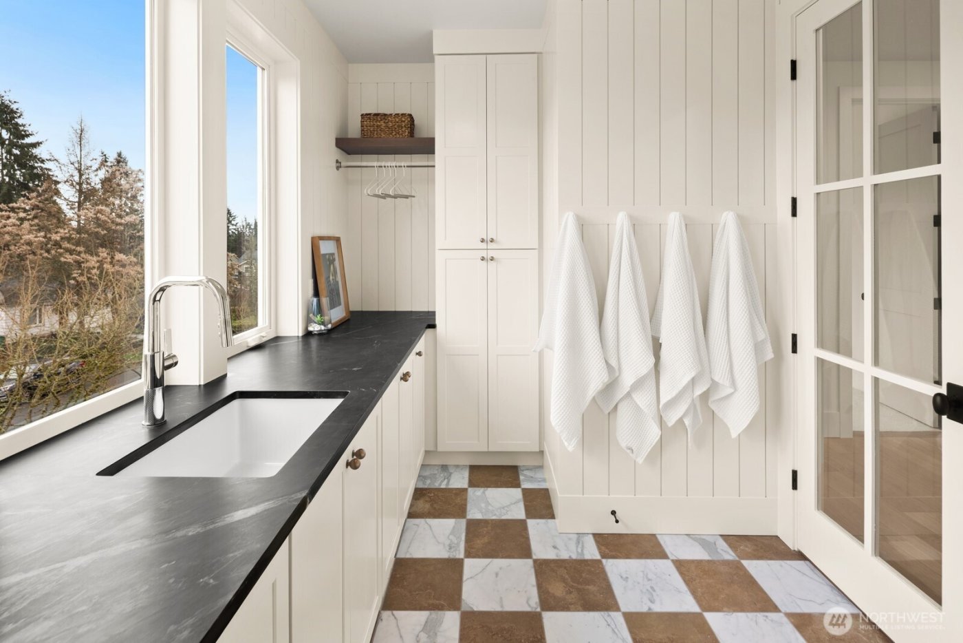 8221 22nd Avenue NE, Seattle, WA 98115