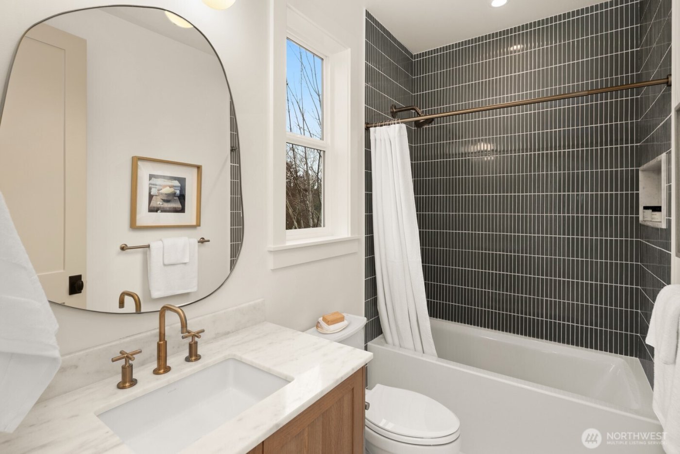 8221 22nd Avenue NE, Seattle, WA 98115