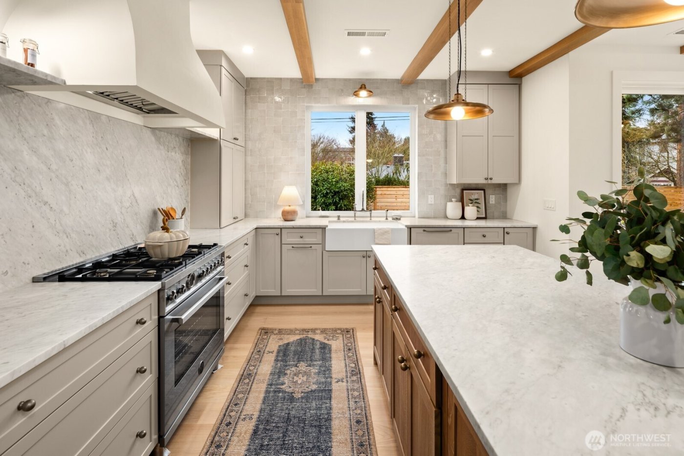 8221 22nd Avenue NE, Seattle, WA 98115