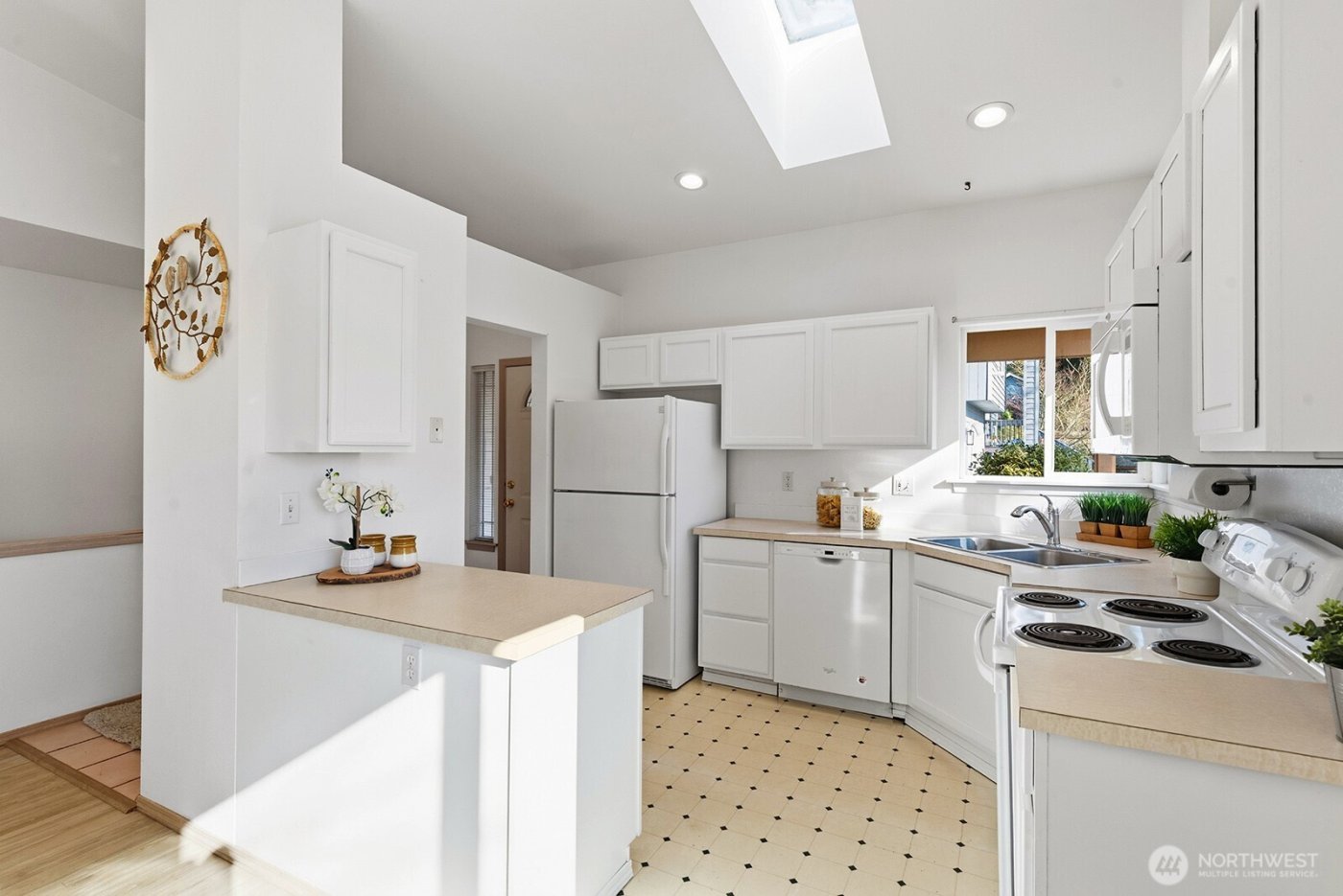 4846 B S Morgan Street , Seattle, WA 98118