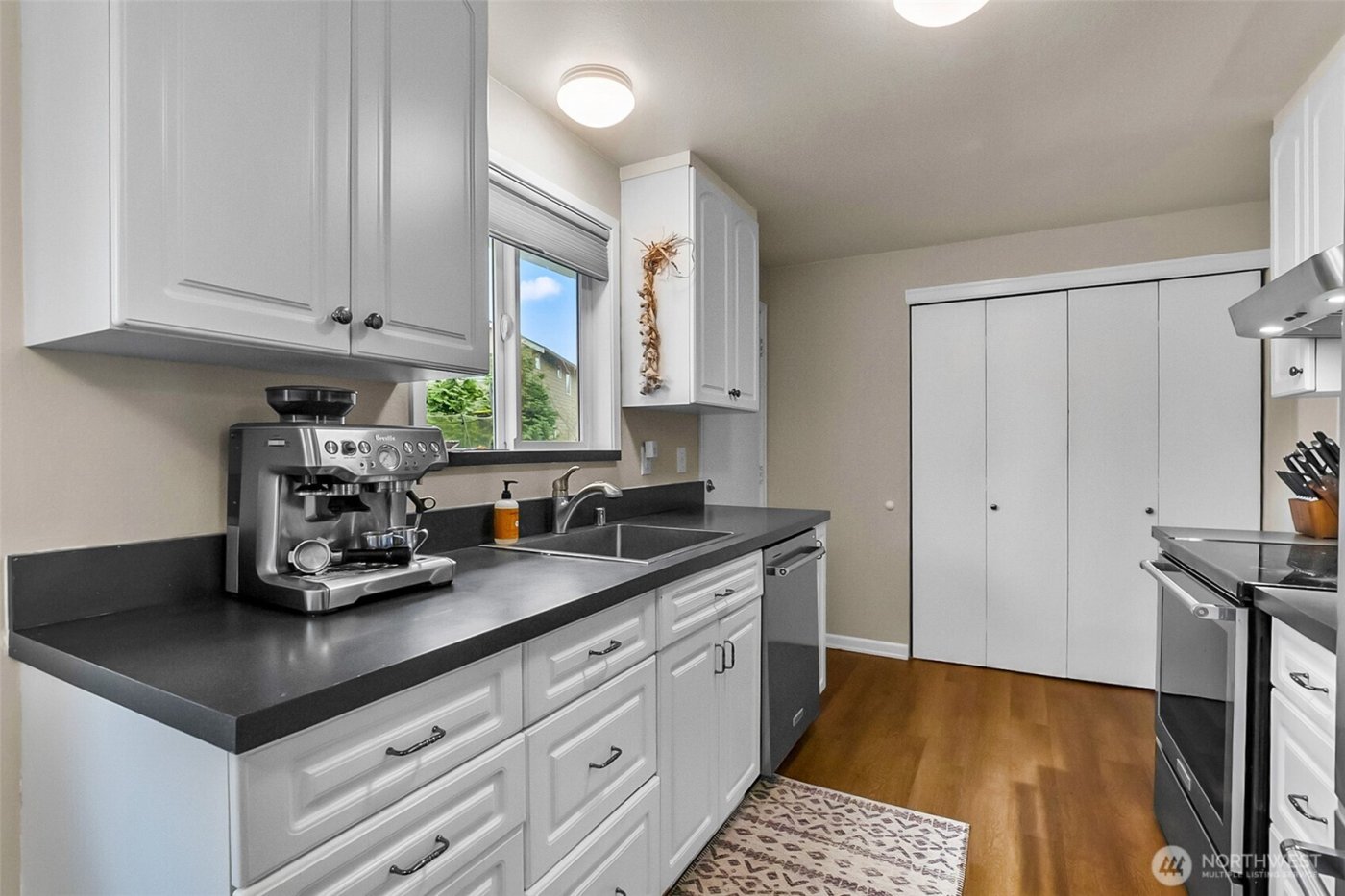 17419 Gravenstein Road , Bothell, WA 98012-9159