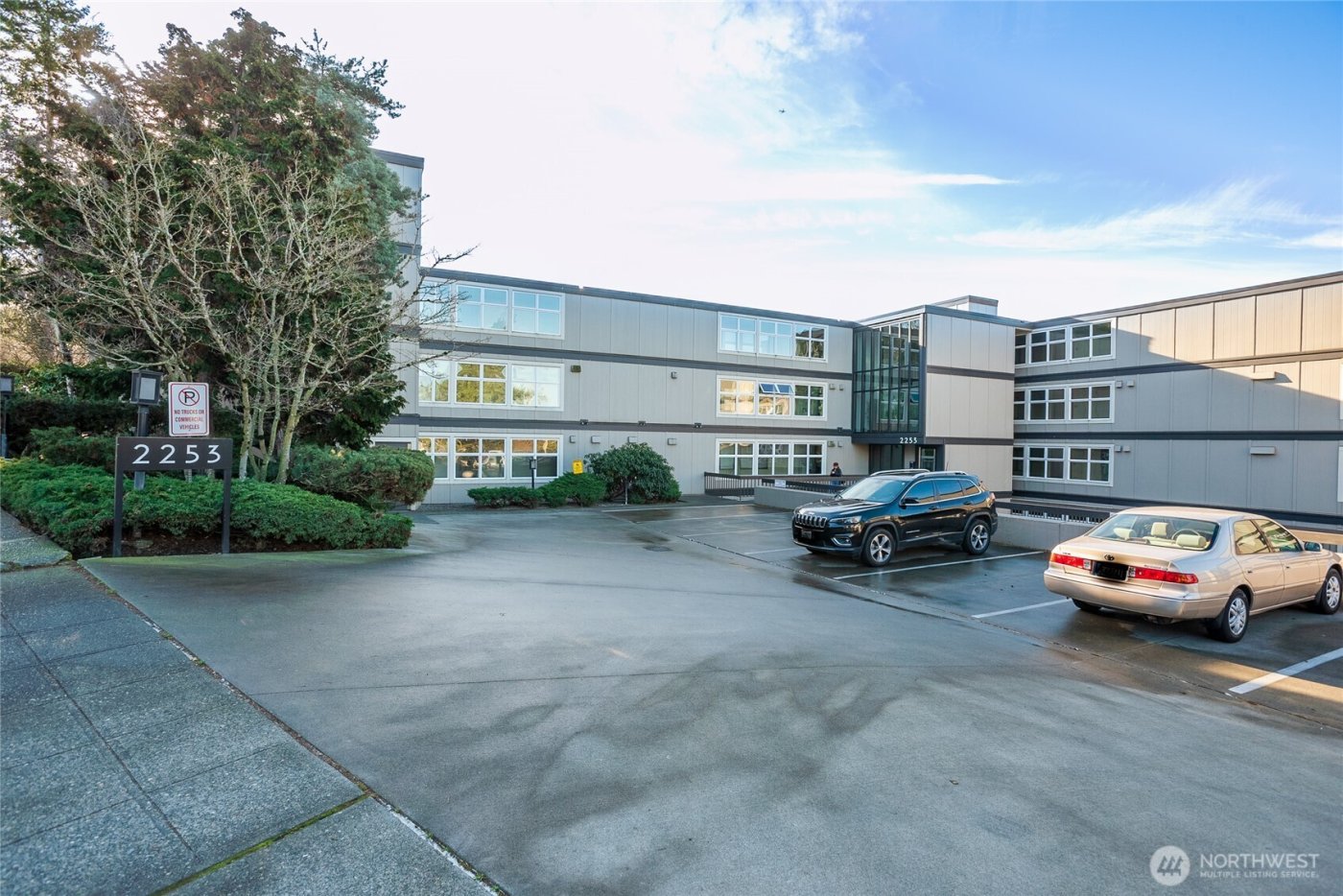 2253 Gilman Drive W #406, Seattle, WA 98119