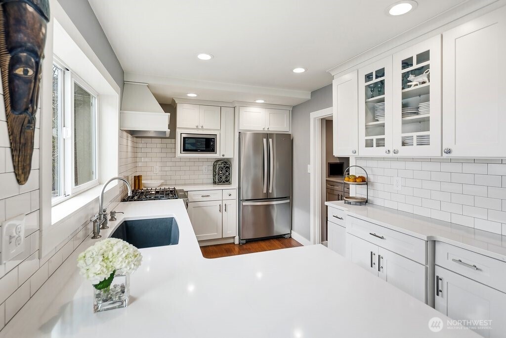 3847 Beach Drive SW, Seattle, WA 98116