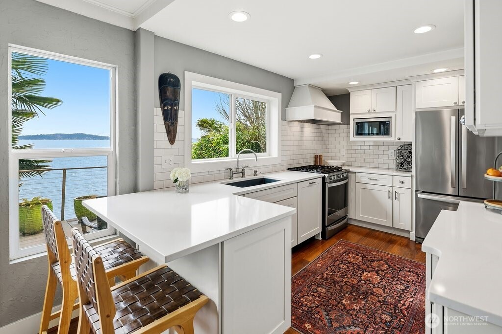 3847 Beach Drive SW, Seattle, WA 98116