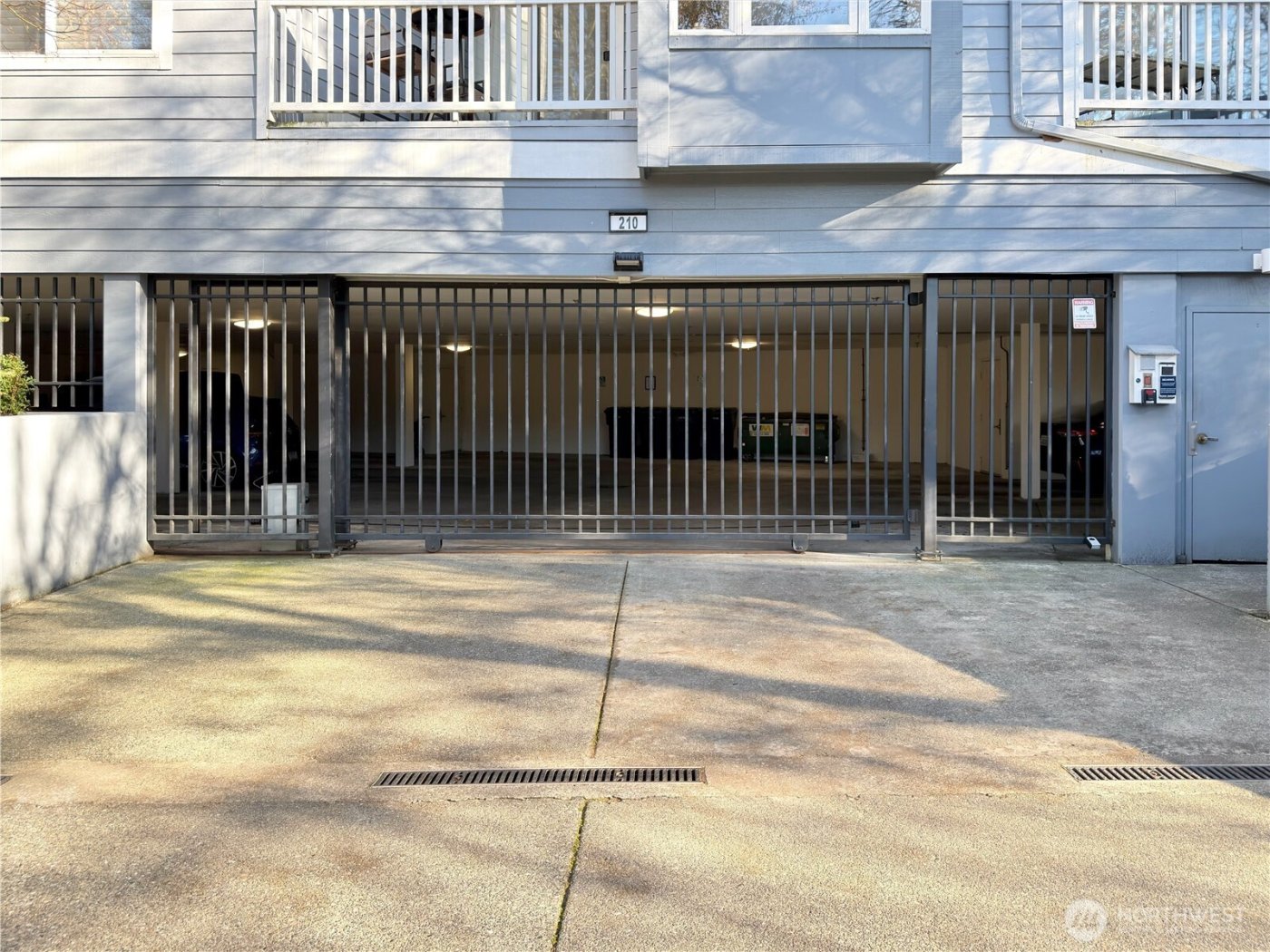 210 10th Street #4, Kirkland, WA 98033