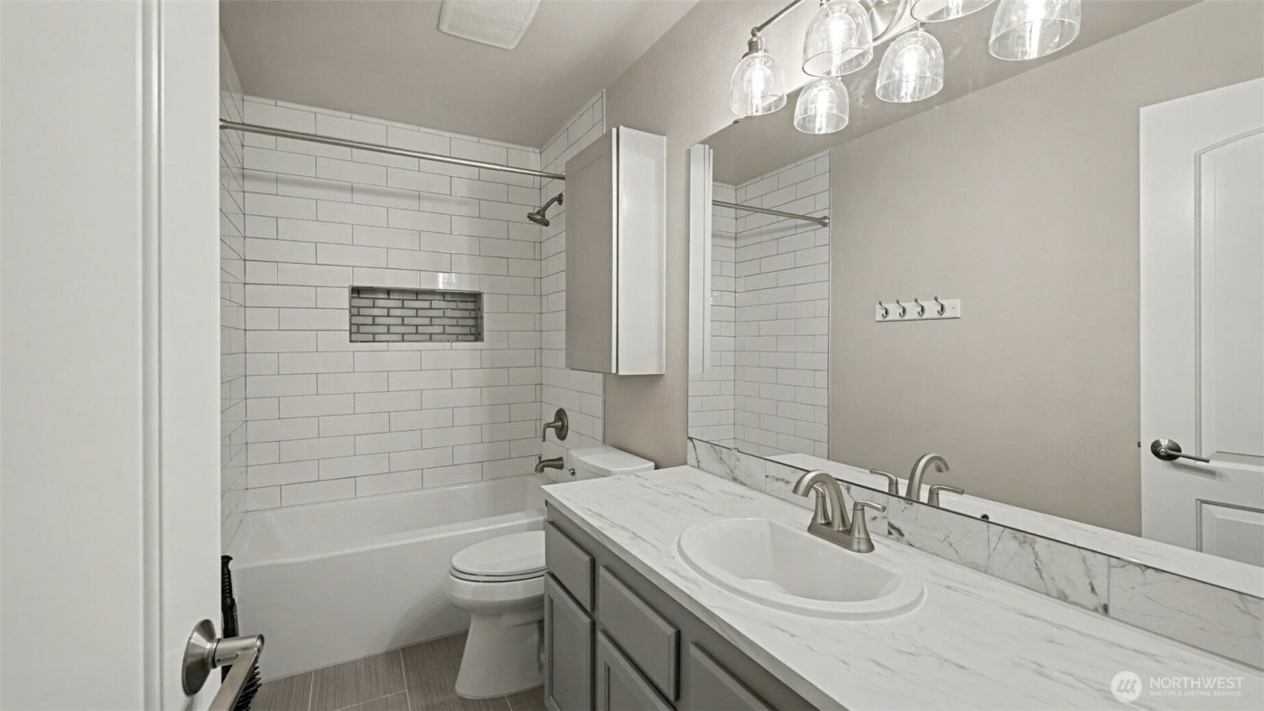 1909 Highpoint Street , Enumclaw, WA 98022