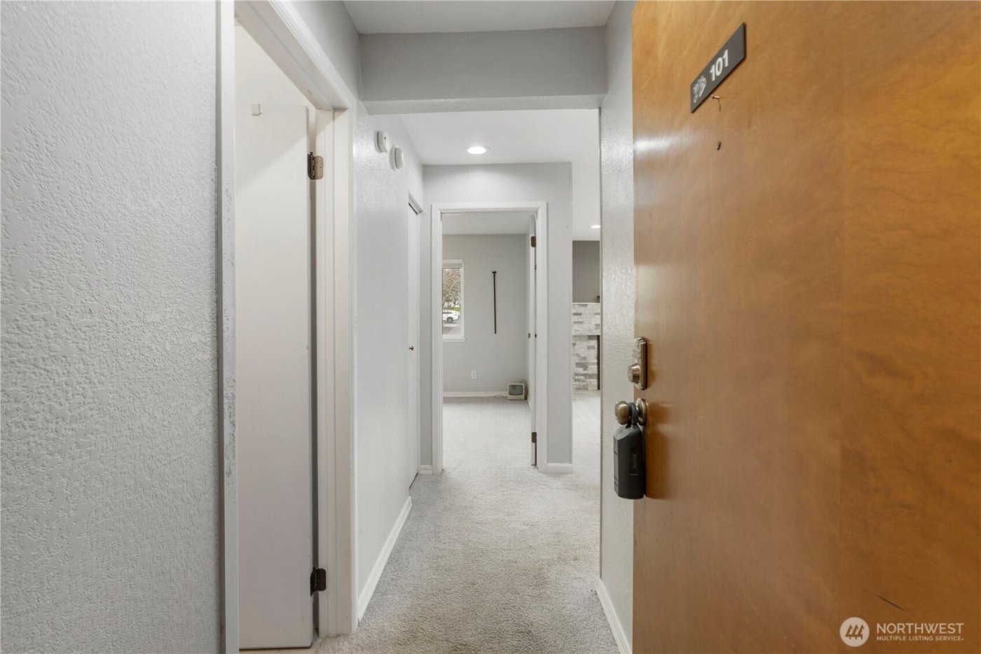 21925 7th Avenue S #101, Des Moines, WA 98198