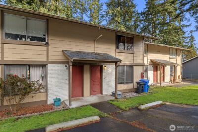 800 SW Harrier Circle #4, Oak Harbor, WA 98277