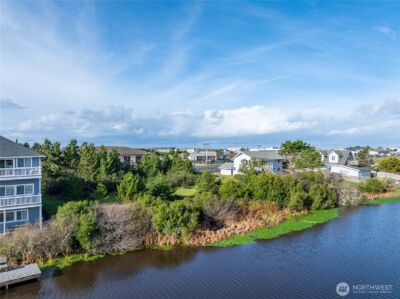 564 & 568 Point Brown Avenue NE, Ocean Shores, WA 98569