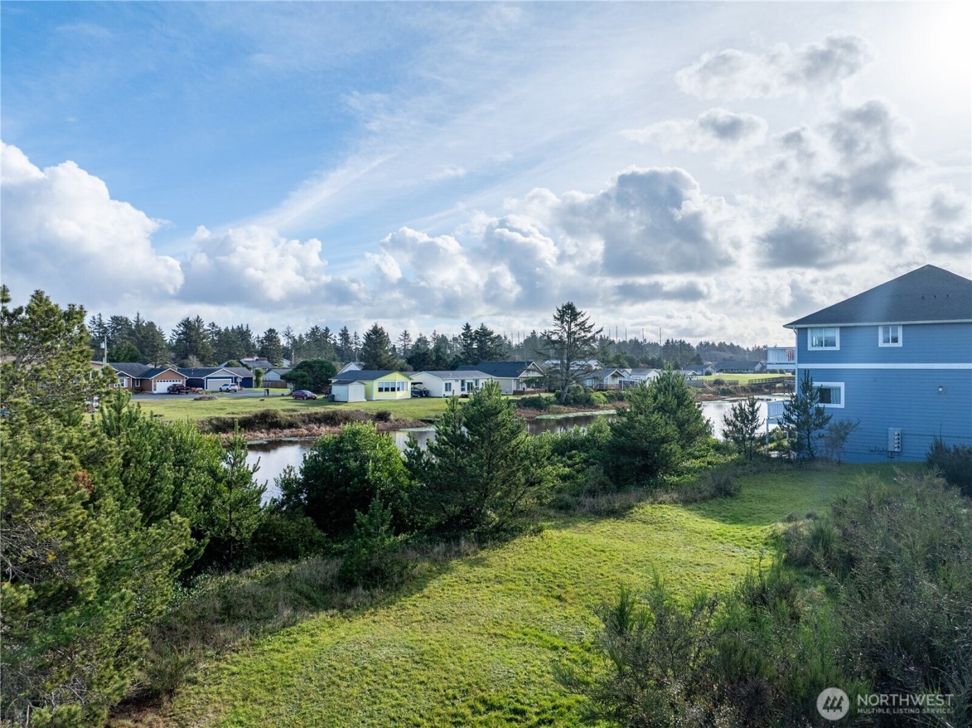 564 & 568 Point Brown Avenue NE, Ocean Shores, WA 98569