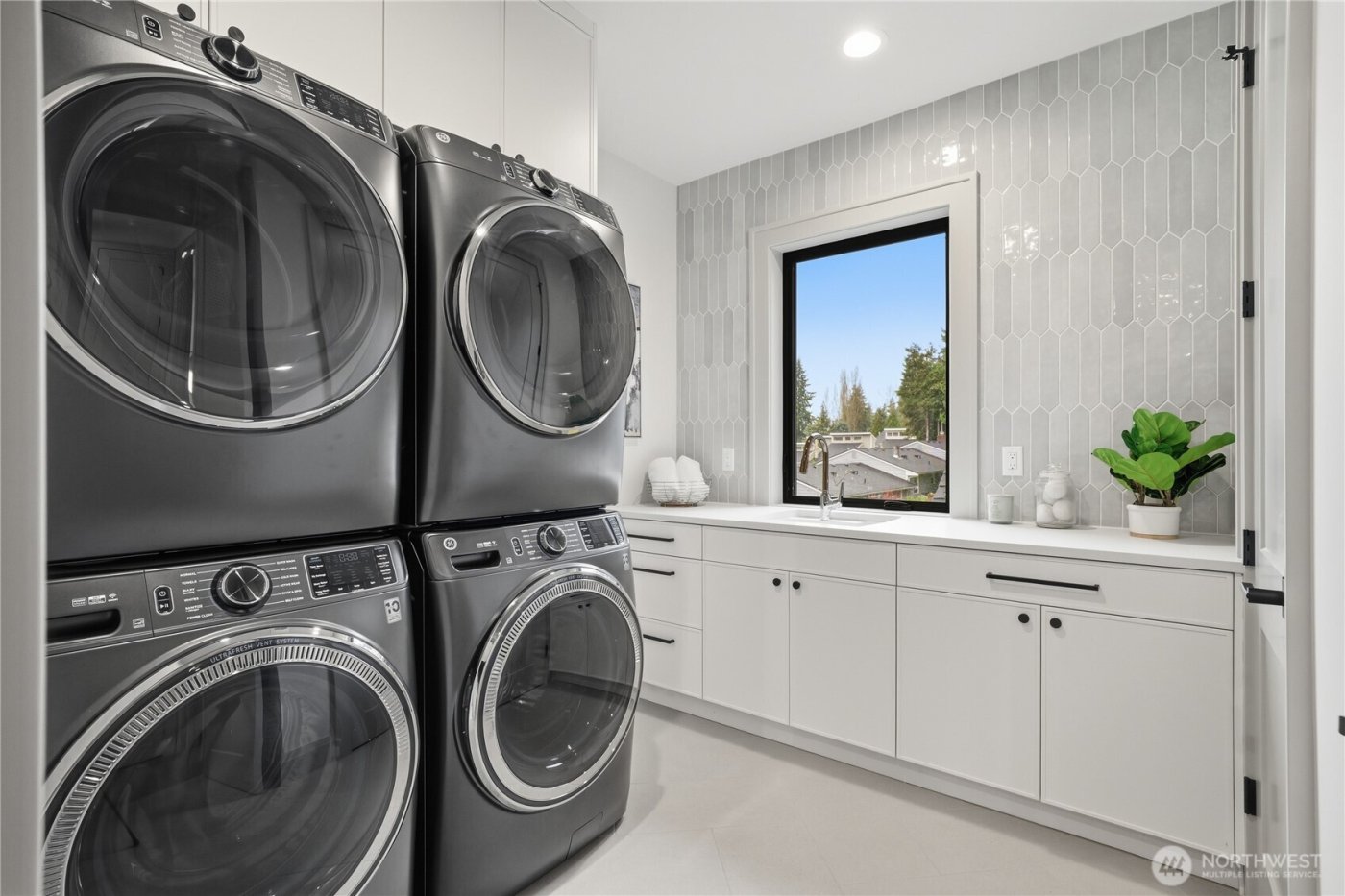 10648 SE 16th Street , Bellevue, WA 98004