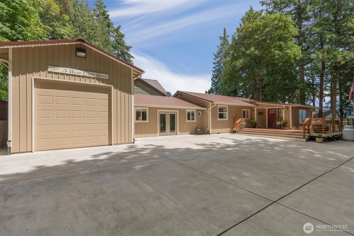 5 W Cape Horn Road , Cathlamet, WA 98612