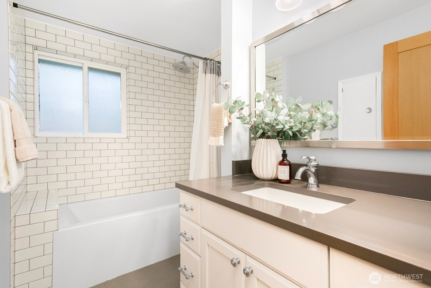 2830 32nd Avenue W, Seattle, WA 98199