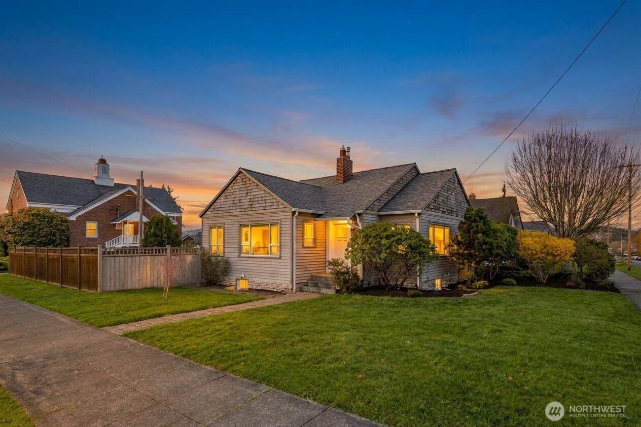 819 K Avenue , Anacortes, WA 98221