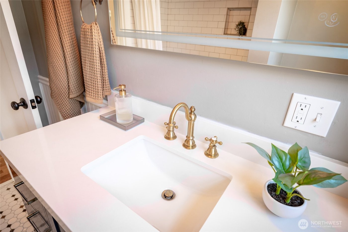 819 K Avenue , Anacortes, WA 98221