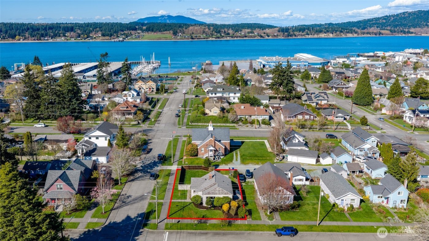 819 K Avenue , Anacortes, WA 98221