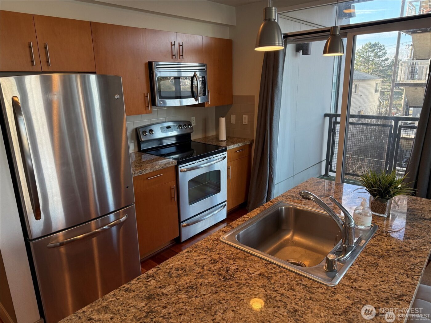 4547 8th Avenue NE #414, Seattle, WA 98105