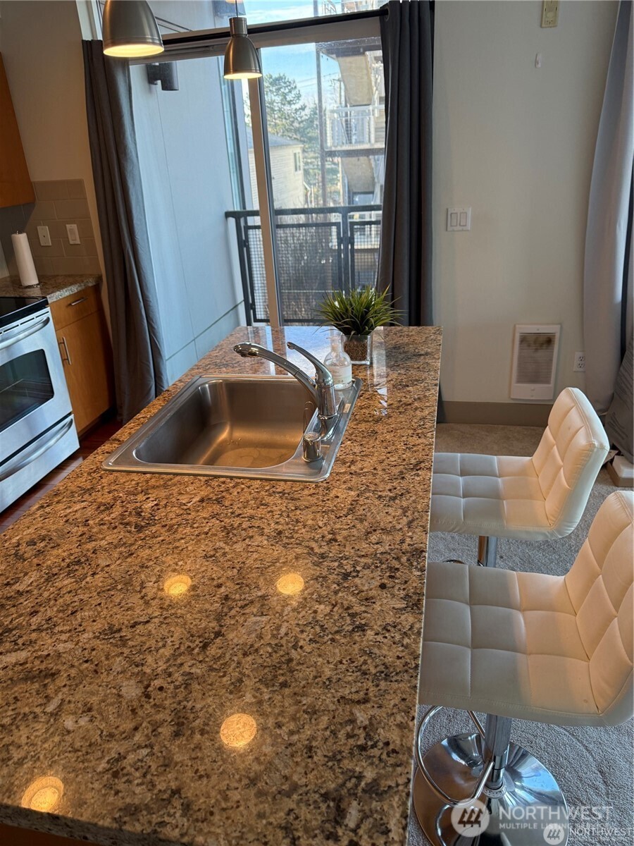 4547 8th Avenue NE #414, Seattle, WA 98105