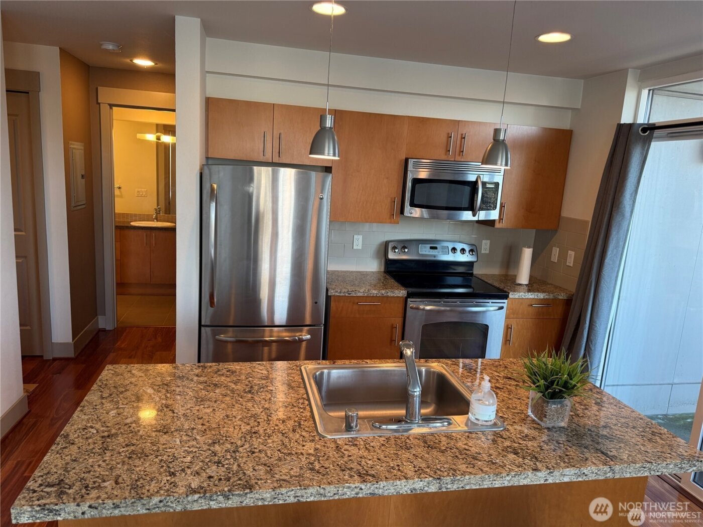 4547 8th Avenue NE #414, Seattle, WA 98105