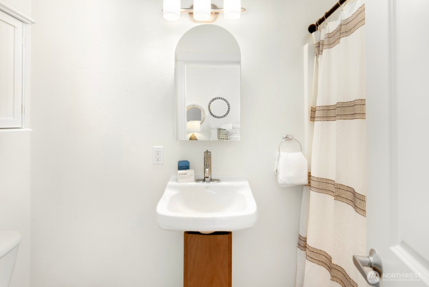 921 N 35th St #B, Seattle, WA 98103