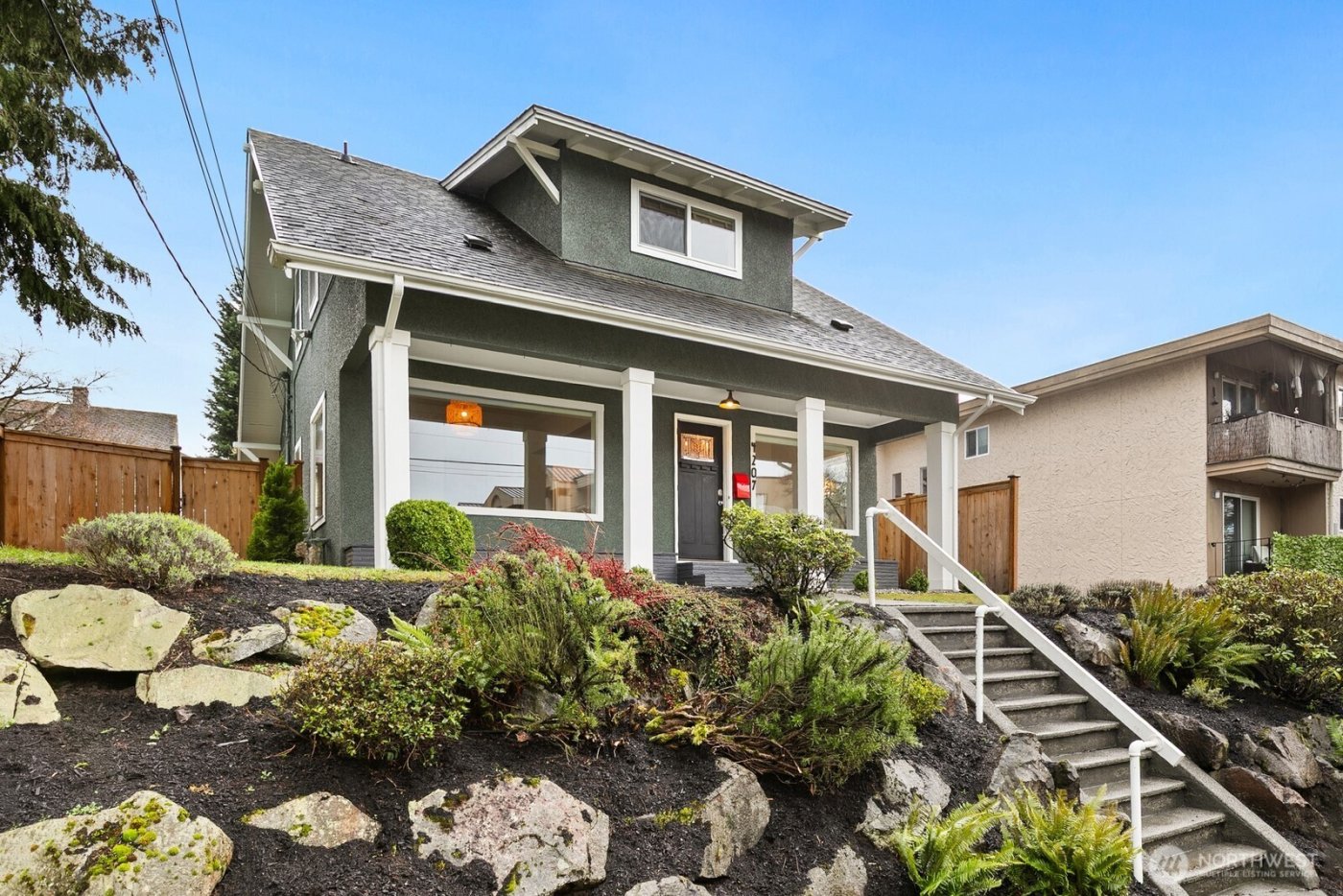 4207 SW Manning St , Seattle, WA 98116