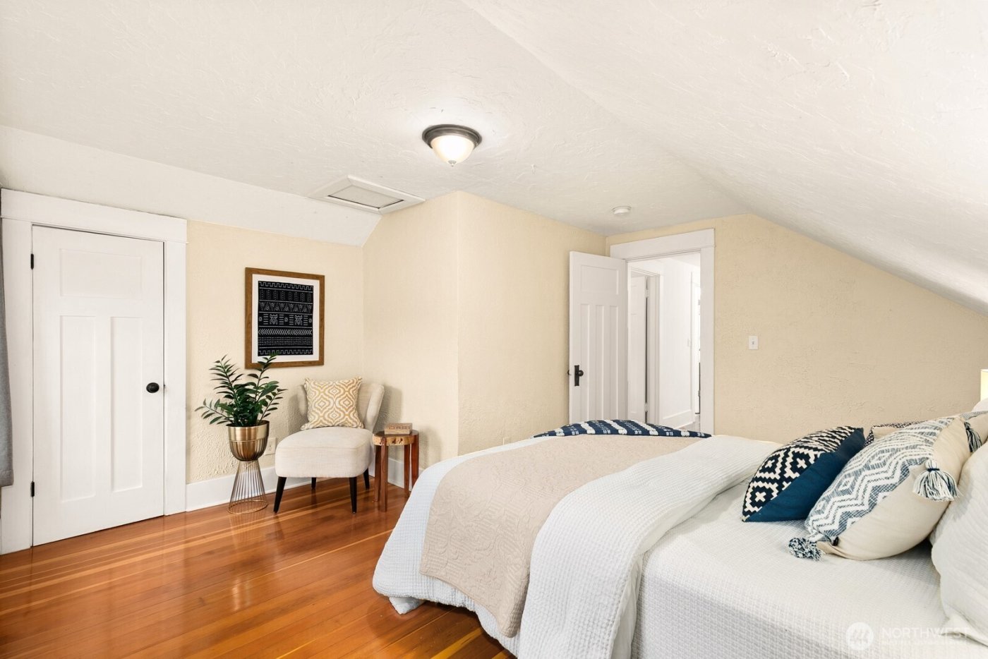 4207 SW Manning St , Seattle, WA 98116