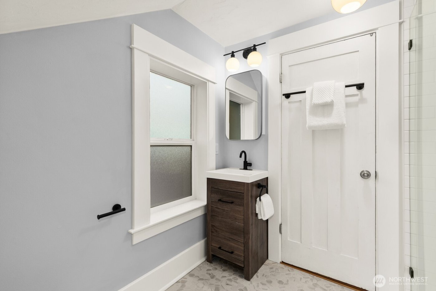 4207 SW Manning St , Seattle, WA 98116