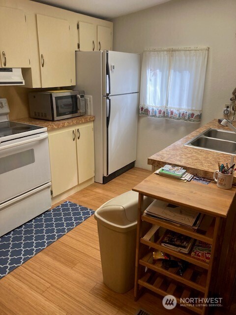 531 N Mountain View Drive , Hoodsport, WA 98548