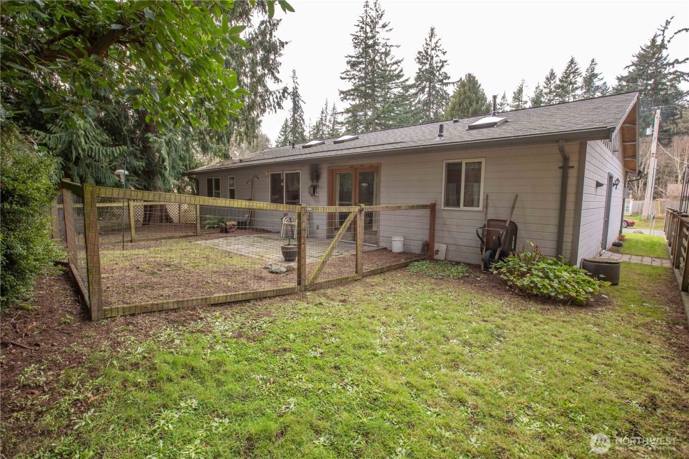 7847 Blakely Avenue , Clinton, WA 98236