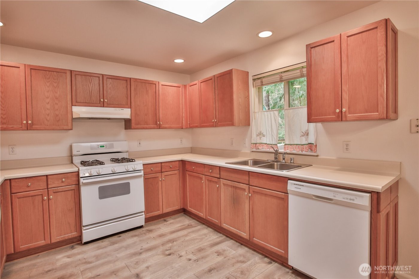 7847 Blakely Avenue , Clinton, WA 98236