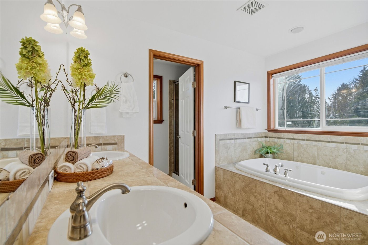 3210 NE 195th Street , Lake Forest Park, WA 98155