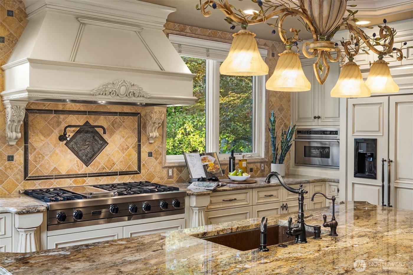 8638 NE 19th Place , Clyde Hill, WA 98004