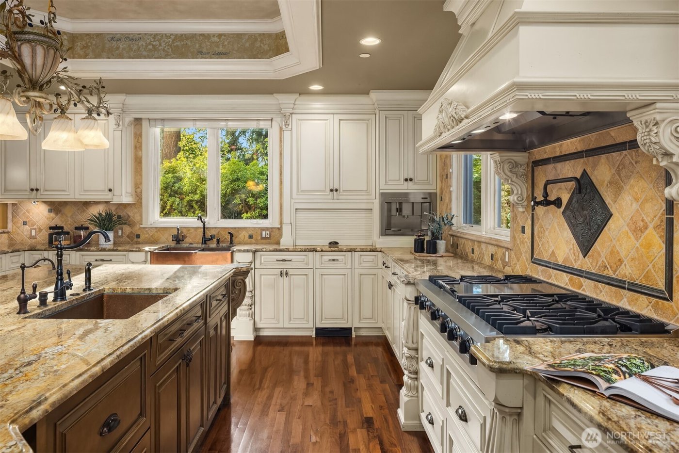 8638 NE 19th Place , Clyde Hill, WA 98004