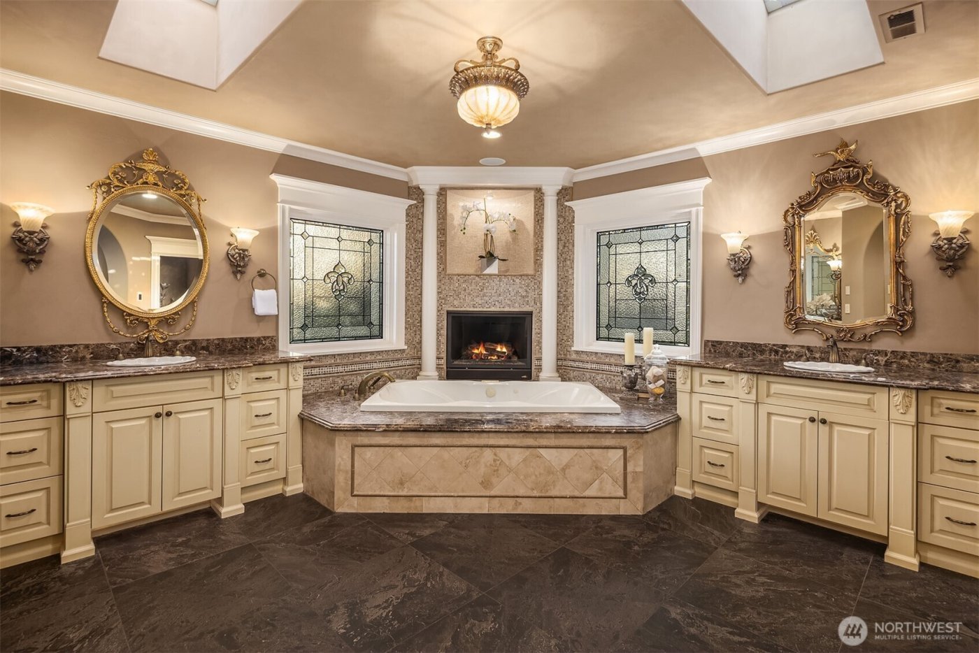 8638 NE 19th Place , Clyde Hill, WA 98004