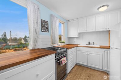 11437 Cornell Avenue S, Seattle, WA 98178 - Photo 10