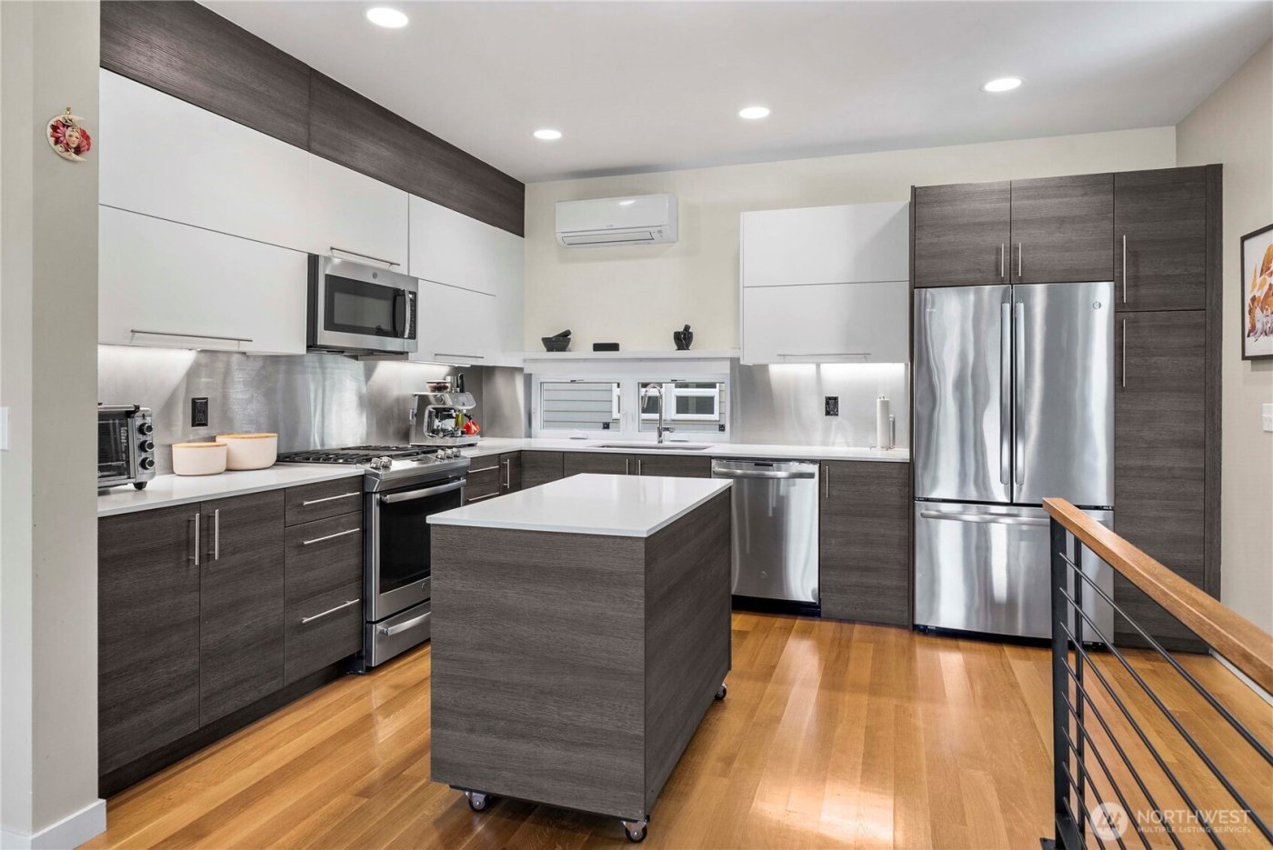 2833 3rd Avenue W, Seattle, WA 98119